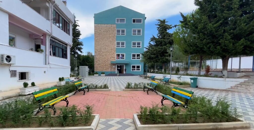 Nxënësit e shkollës “9 Tetori” njoftohen me SMS: të hënën zhvendoseni te Ekonomiku, reagojnë prindërit