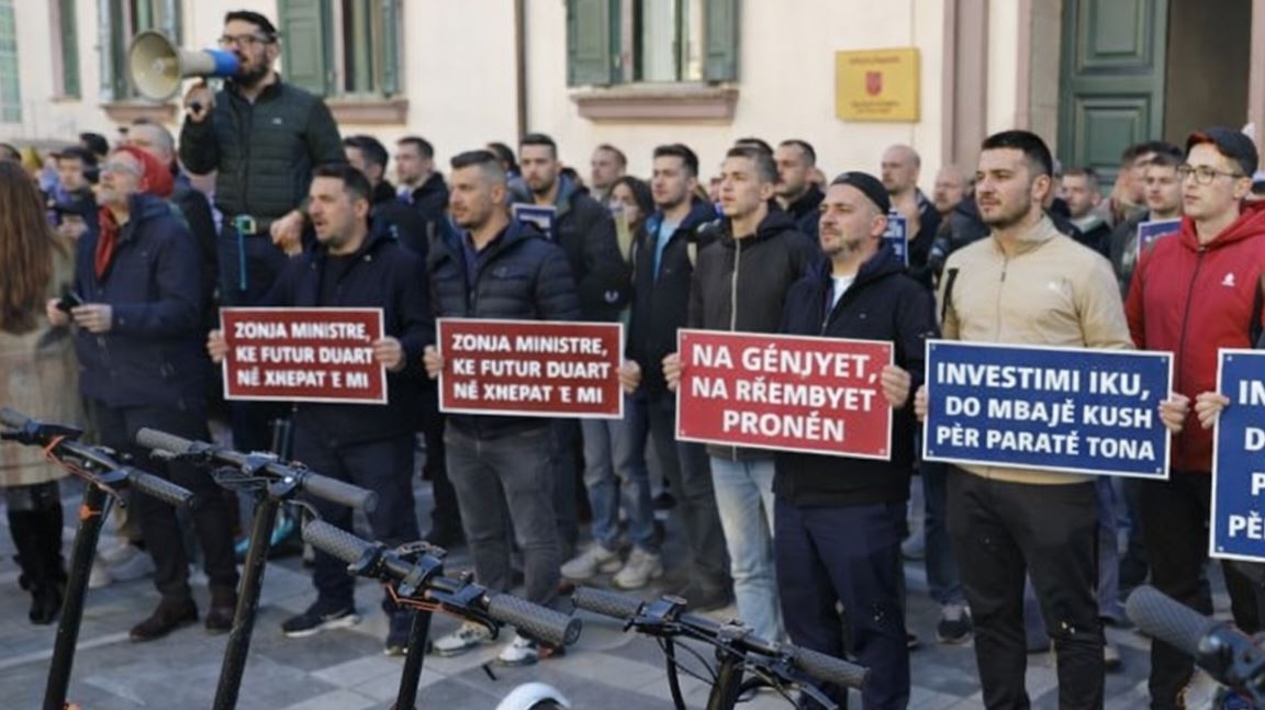 “Na rrëmbyet pronën” – Të rinjtë çohen në protestë kundër bllokimit të monopatinave