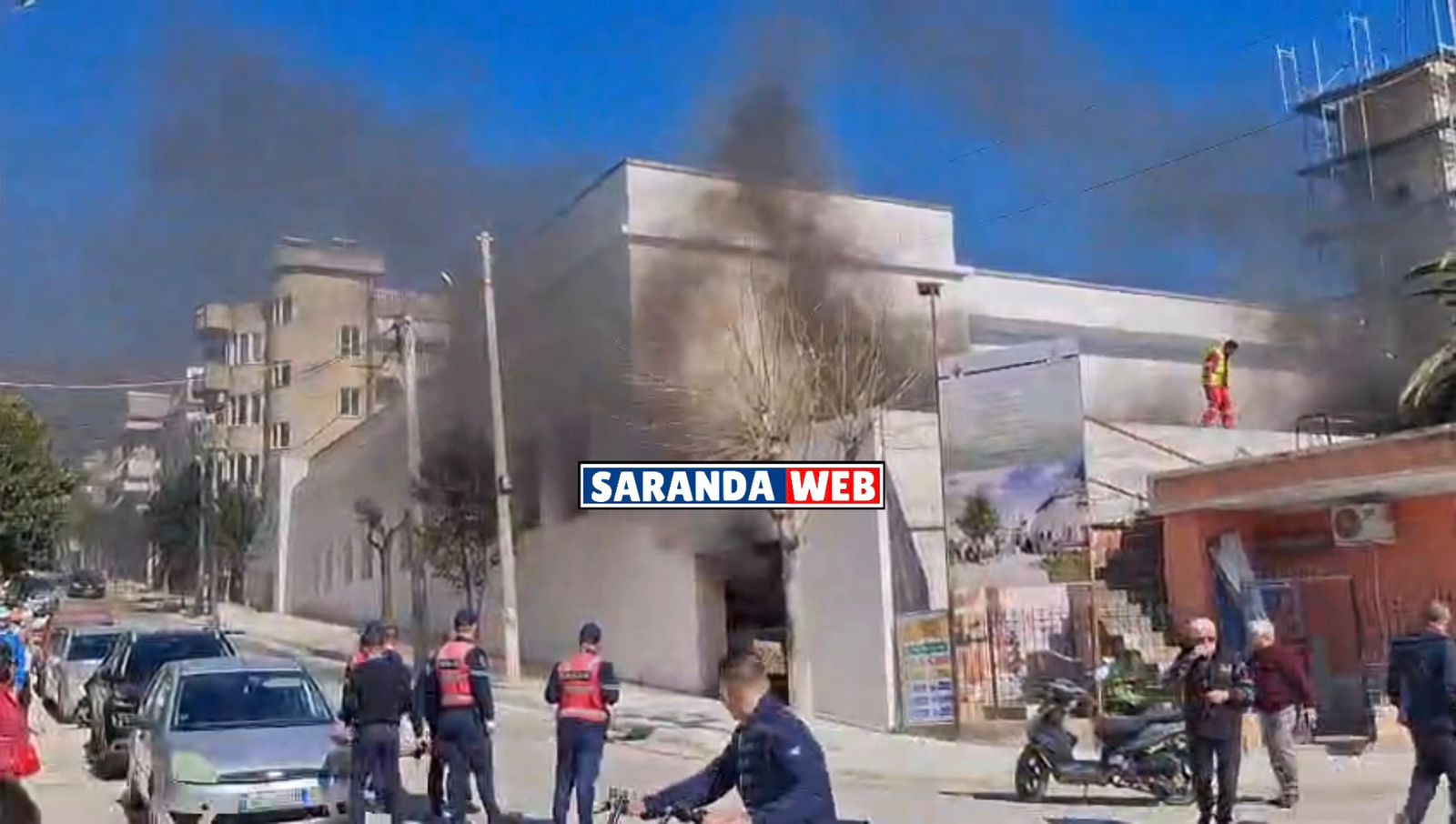 Zjarr në godinën e Muzeut Nënujor në Sarandë, panik mes banorëve përreth – VIDEO