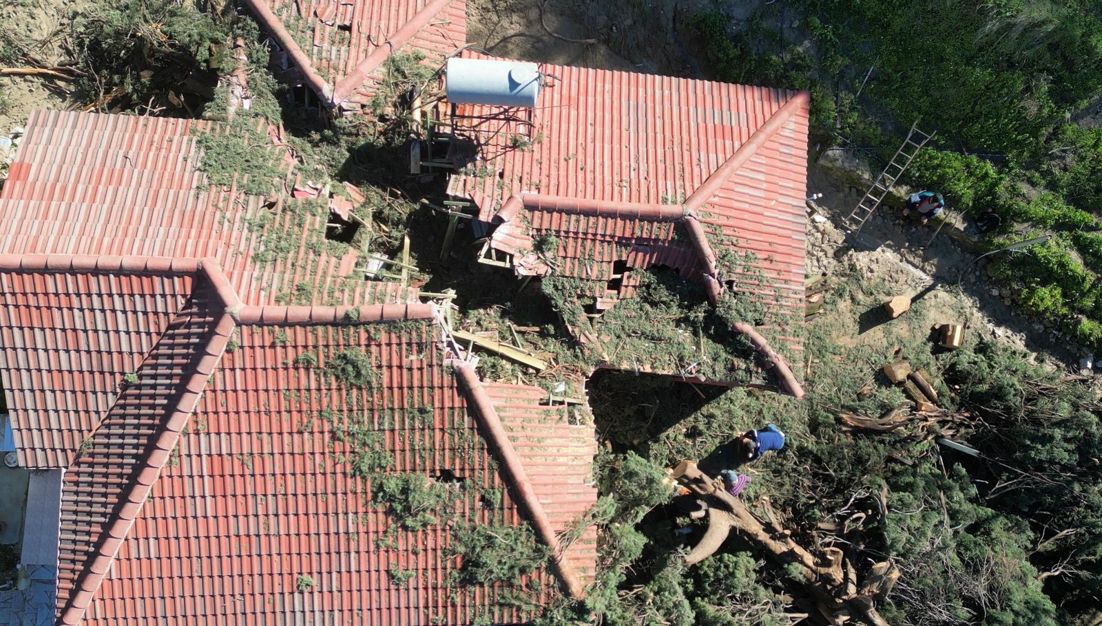 Rrëshqitja e tokës në Delvinë: shpallet e pabanueshme një shtëpi, rrezikohet 1 tjetër dhe teqeja