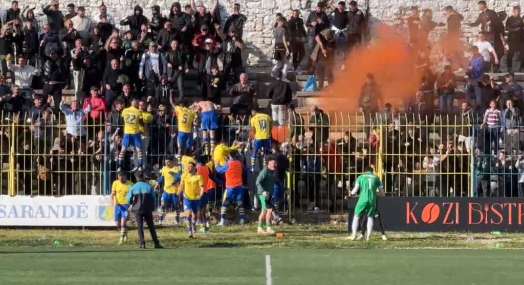 Derbi mes Butrintit dhe Delvinës u shndërrua në një përballje të zjarrtë, e mbushur me tension si në fushë, ashtu edhe në shkallët e stadiumit, duke u ndërprerë dy herë gjatë zhvillimit të saj