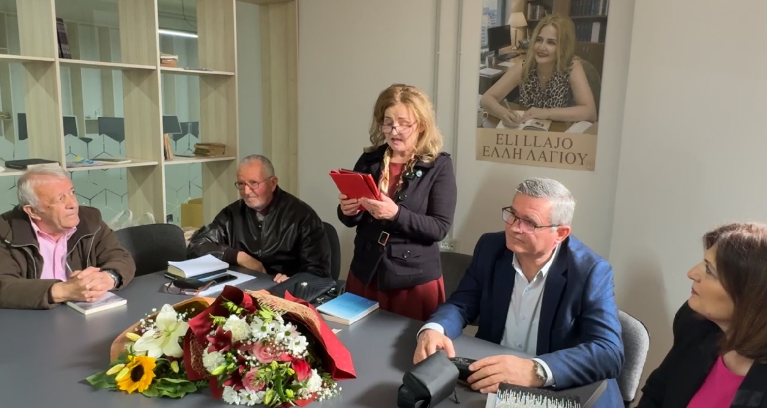 Eli Llajo promovon në Sarandë librin me poezi në shqip e greqisht, “Heshtja e Qëndresës së Padukshme