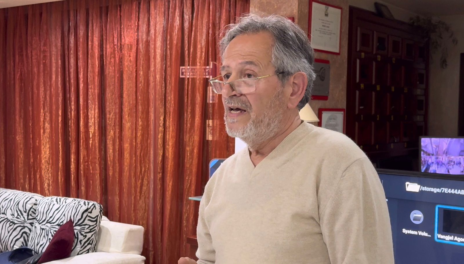 Promovohet libri i Vangjel Agora: “Atje ku shkëndija e artit skenik bëri strehë” – VIDEO