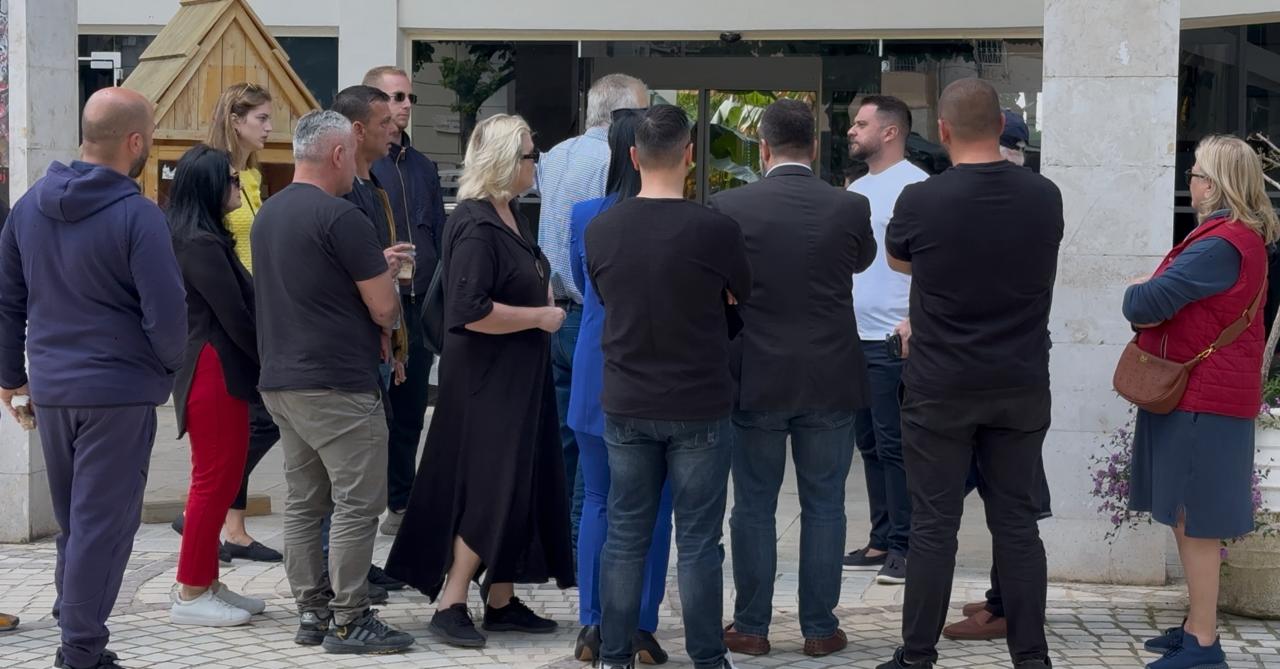 Banorët protestojnë në Sarandë për ndryshimin e krahut të parkimeve në rrugën “Lefter Talo”