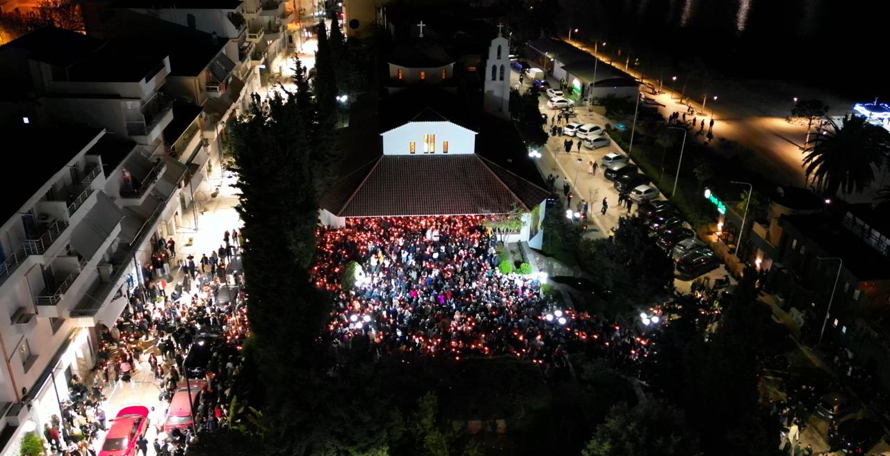 Krishti u Ngjall! – Qindra besimtarë në Sarandë festojnë Pashkët në Kishën Shën Harallambi