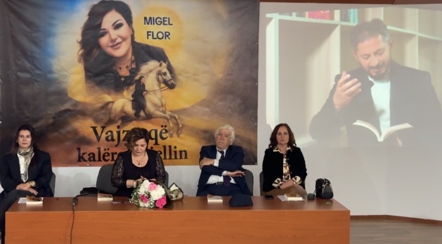 Migel Flor promovon në Sarandë librin “Vajza që kalëroi Diellin”