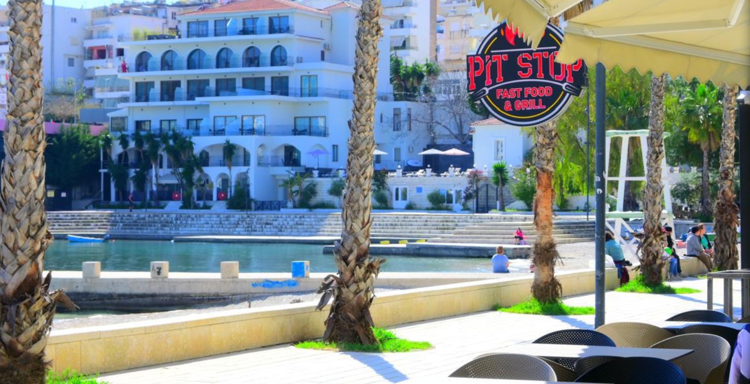 Pit Stop në Shëtitoren e Sarandës kërkon Kamarier dhe Banakier