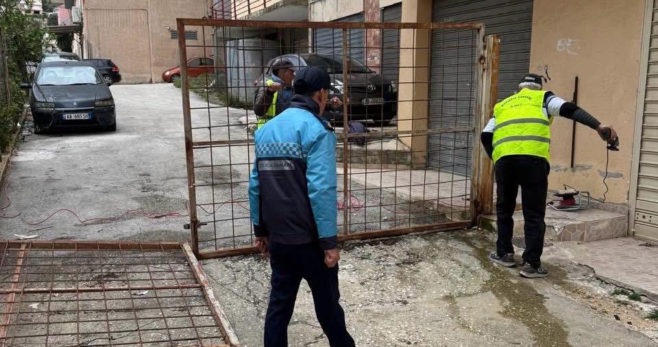 Policia Bashkiake Sarandë: Kemi hequr këtë portë, e cila pengonte kalimin e banorëve