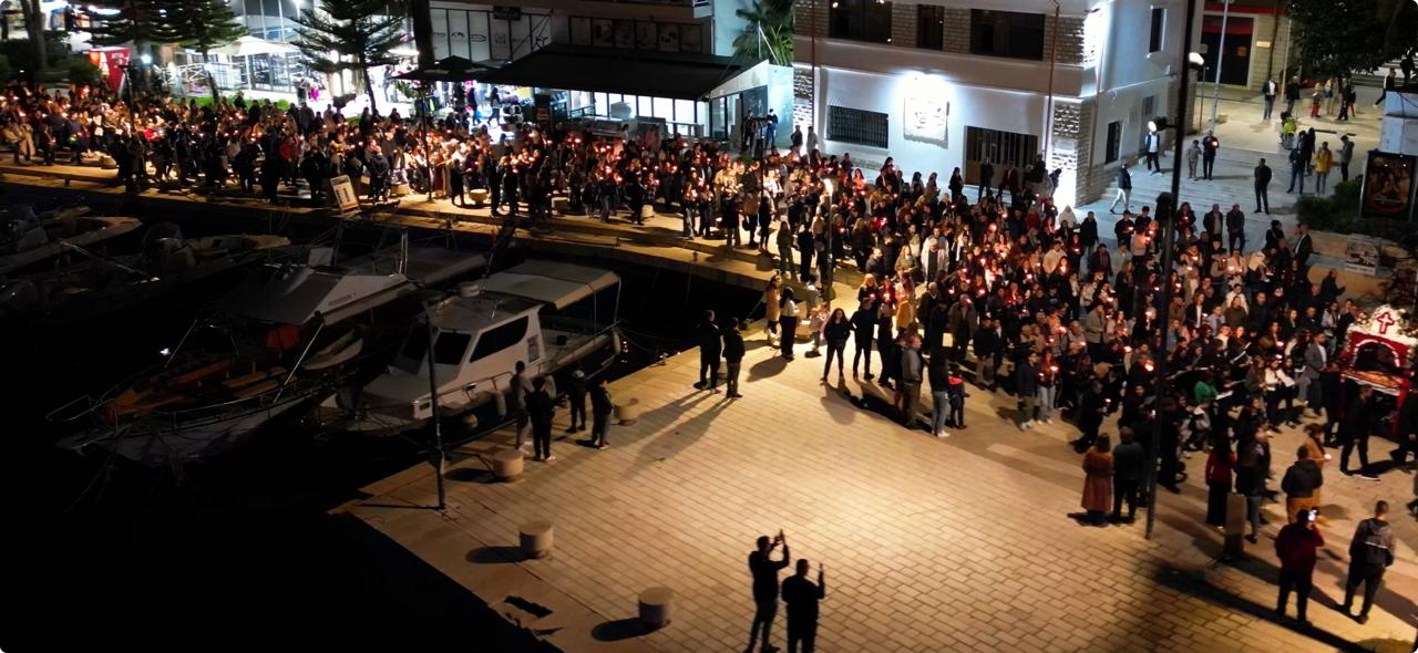 Qindra besimtarët ortodoksë në Sarandë kremtojnë të Premten e Zezë – VIDEO