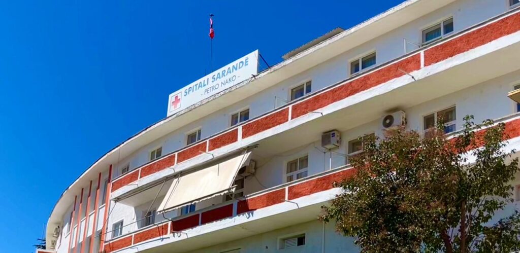 Ankesa për Spitalin e Sarandës: Vonesa, mungesë mjekësh dhe prindër që presin me fëmijët në krahë
