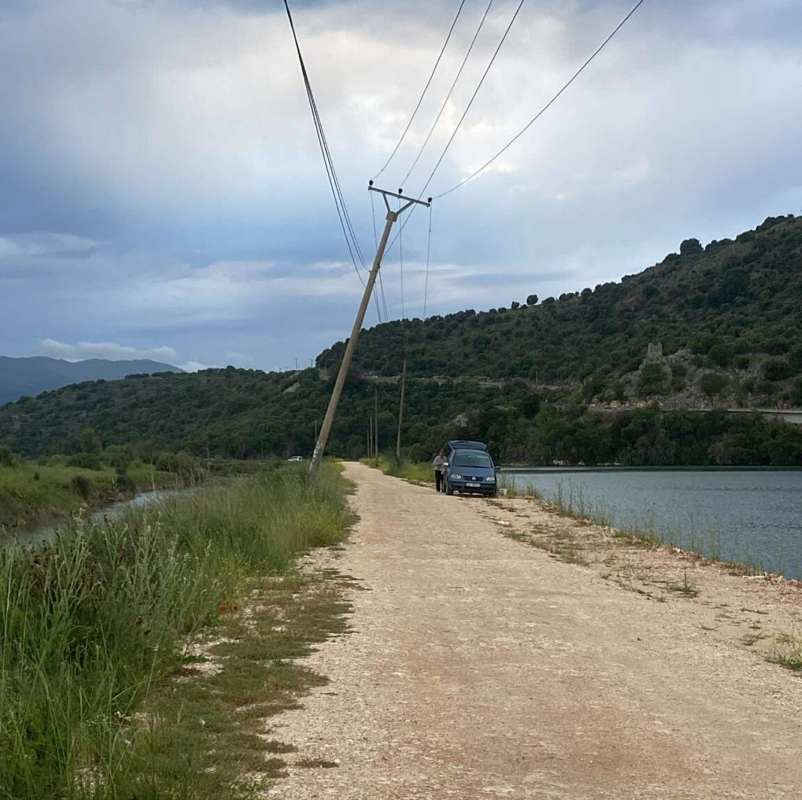 Alarm në Butrint/ Shtylla e tensionit të lartë në Kanalin e Vivarit rrezikon shembjen