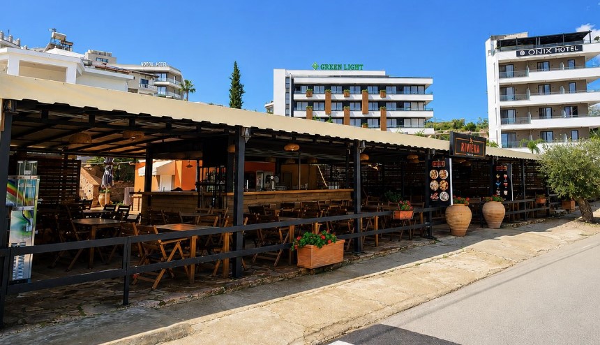 Bar Restaurant Riviera në Ksamil kërkon të punësojë staf. Ofrohet akomodim