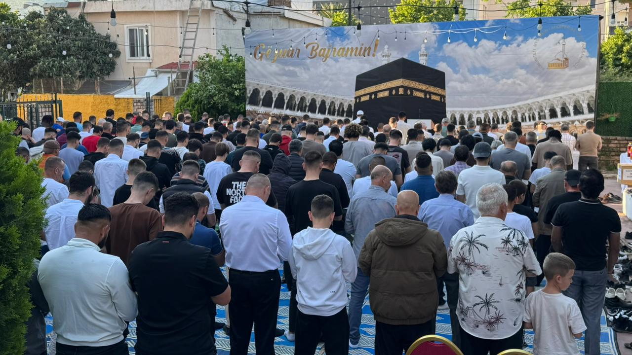 Besimtarët myslimanë në Sarandë falin Namazin e Kurban Bajramit – VIDEO