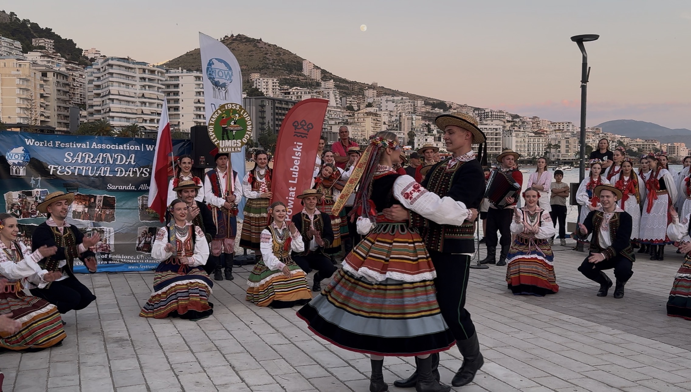 Saranda mirëpret Festivalin Ndërkombëtar të Muzikës dhe Valleve, kultura nga 5 vende në Shëtitoren buzë detit