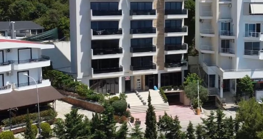 Jepet me qira ambient biznesi në Sarandë me 9 vendparkime, çmimi 23,000 euro/vit