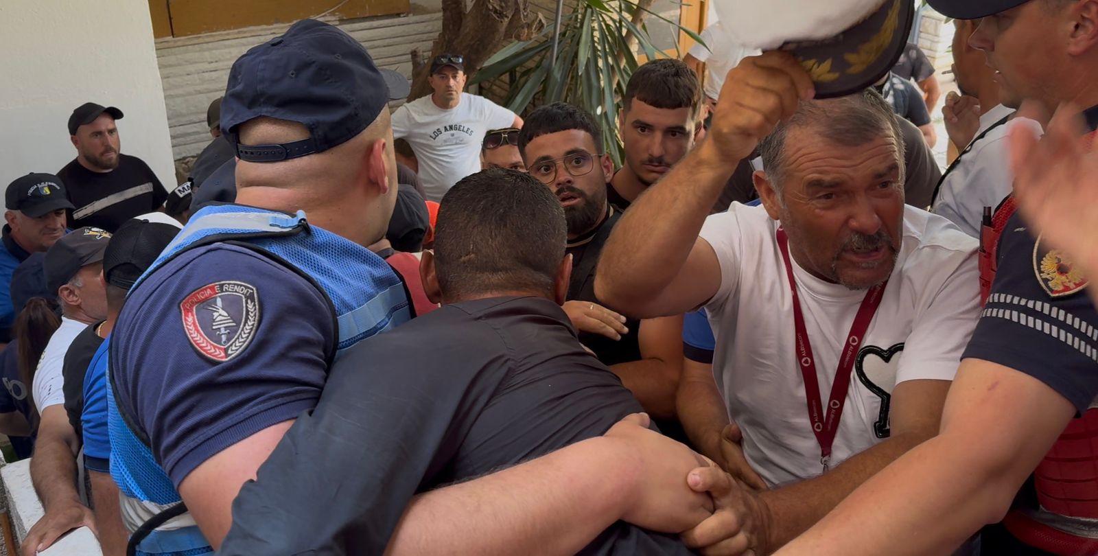 Protesta e pronarëve të mjeteve ujore në Ksamil ndërpret mbledhjen e Këshillit Bashkiak Sarandë