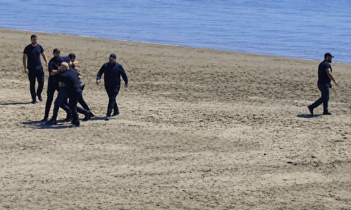 Qytetari rrëmbehet dhe dhunohet nga persona të maskuar, Policia bën sehir dhe godet personin që filmonte