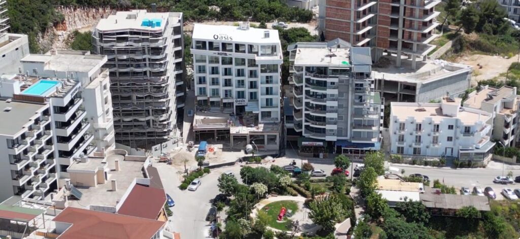 Sekuestro preventive ndaj një ndërtimi pa leje mbi “Hotel Oasis” në Sarandë, pronari nën hetim Me kërkesë të Prokurorisë pranë Gjykatës së Shkallës së Parë të Juridiksionit të Përgjithshëm Sarandë, është vendosur masa e sigurimit pasuror “Sekuestro preventive” për një sipërfaqe të dyshuar të ndërtuar pa leje mbi objektin ekzistues “Hotel Oasis”, në lagjen nr. 1 të qytetit të Sarandës. 