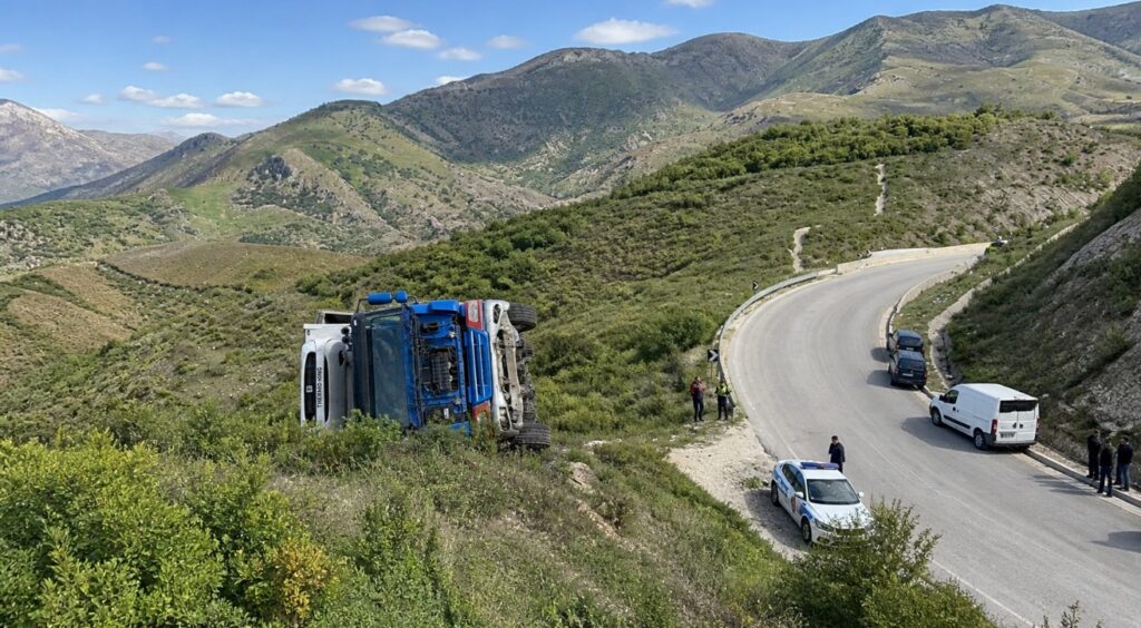 Aksident në rrugën Kardhiq-Delvinë, trajleri del nga rruga dhe ngjitet në kodër  Një aksident rrugor është regjistruar mesditën e kësaj të premteje në aksin Kardhiq–Delvinë, në zonën pranë fshatit Senicë, duke shkaktuar shqetësim për qarkullimin në këtë segment.