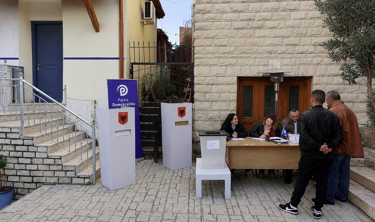Një kandidat: PD Sarandë mobilizohet për pjesëmarrje masive në votimin për Berishën