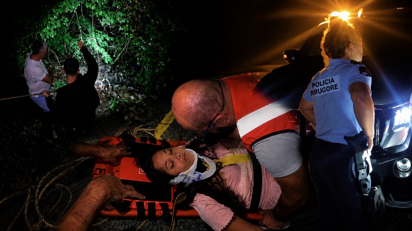 Aksident gjatë guidës turistike pranë Syrit të Kaltër, dy persona përfundojnë në spital