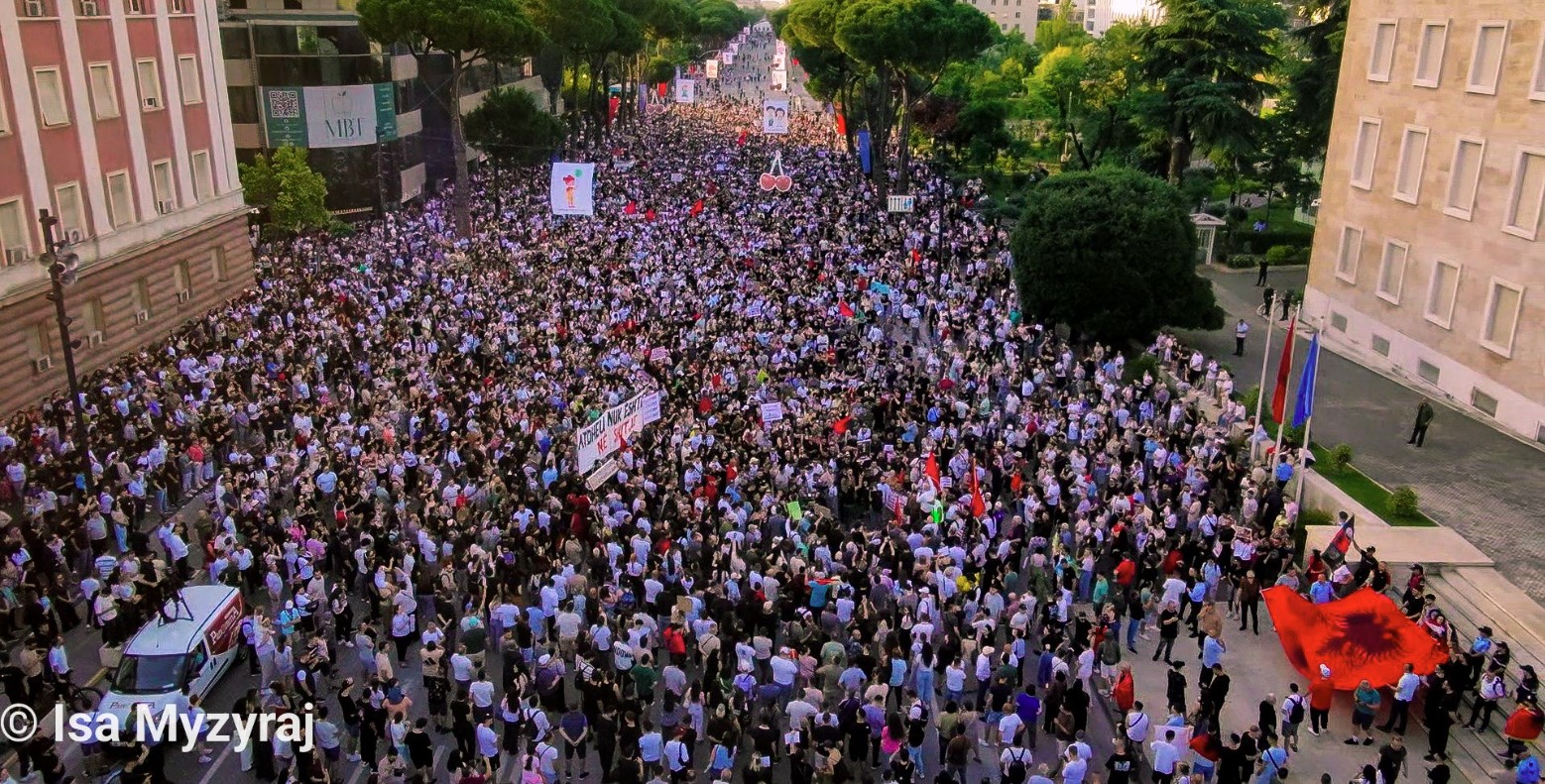 Dhjetëra mijëra qytetarë protestojnë kundër qeverisë dhe opozitës, reagimi pas ngjarjes në Zvernec