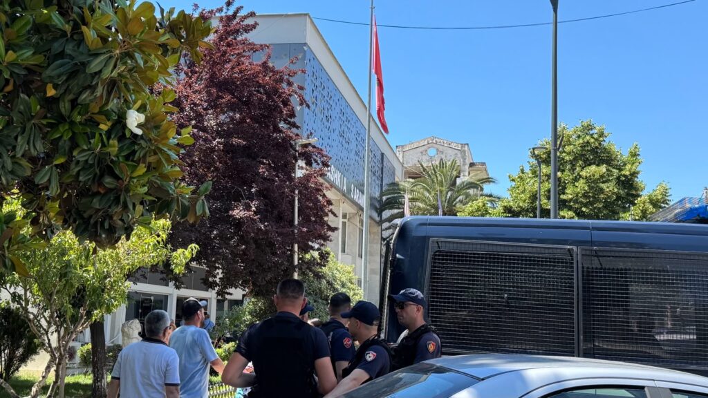 Policia sqaron situatën “Pistoleta” e gjetur nga policët e bashkisë në shëtitoren e Sarandës ishte lodër