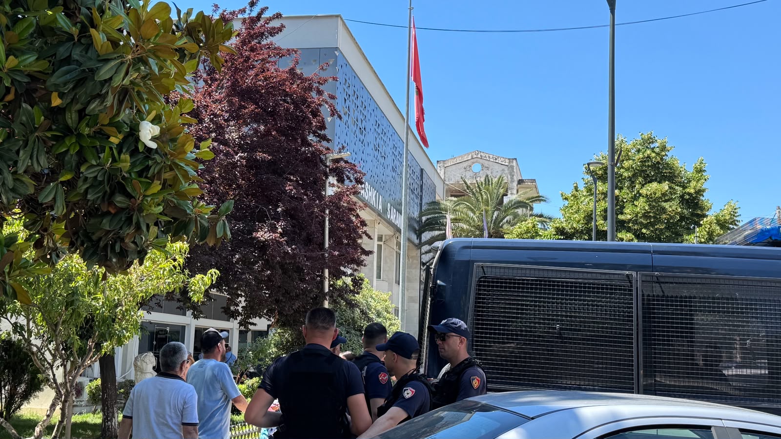 Policia sqaron situatën: Pistoleta që gjetën policët e bashkisë ishte lodër