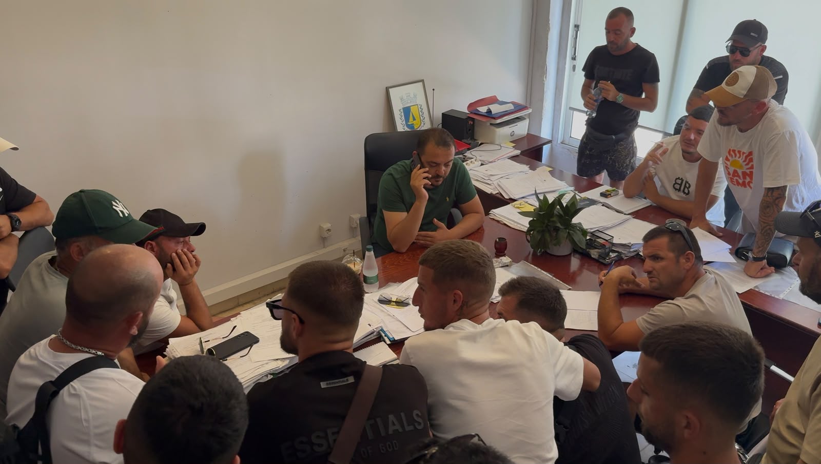 Pronarët e mjeteve ujore futen në zyrat e Bashkisë Sarandë: Nesër do mbyllim dyert