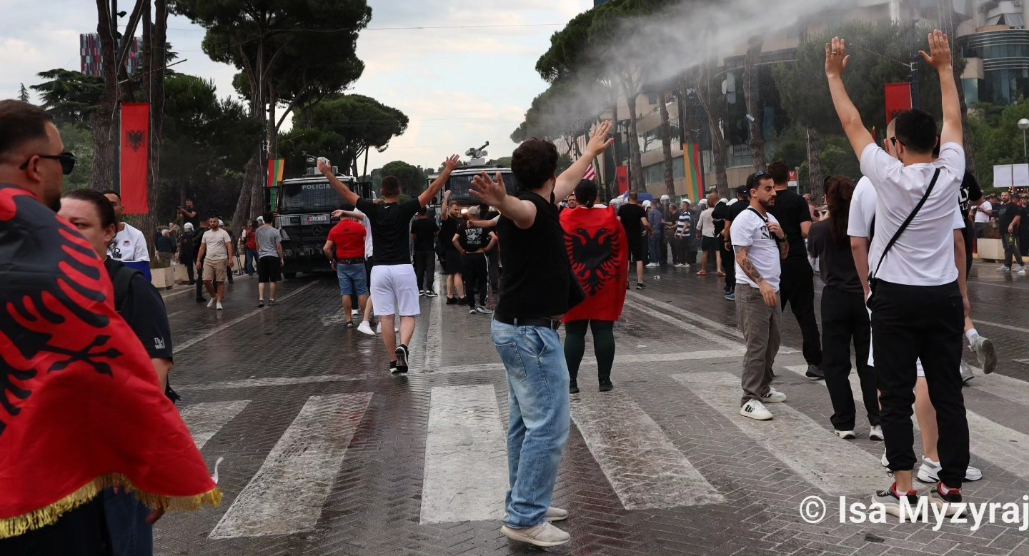 Protestuesit shpartallojnë gardhin e Policisë, rrebelimi qytetar vërshon përpara kryeministrisë