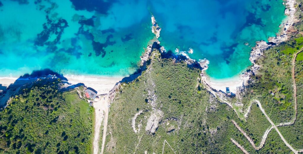 Resorti në Plazhin e Pasqyrave rrezikon të rrafshojë fshatin Manastir