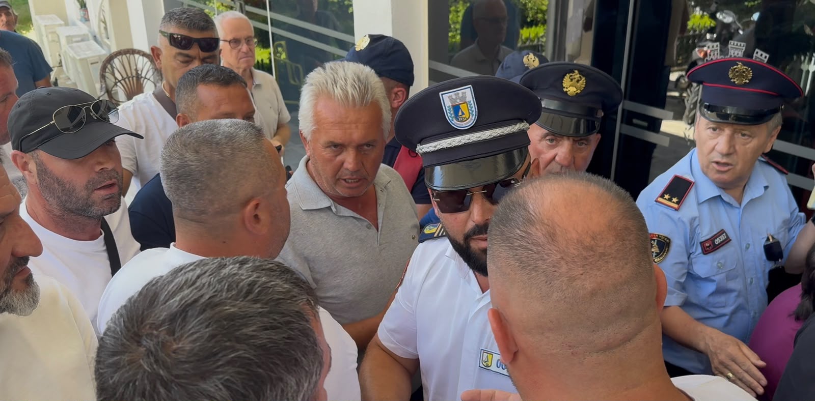 Taksistët protestojnë para Bashkisë Sarandë, kërkojnë zgjidhje për konkurrencën e pandershme dhe parkimet