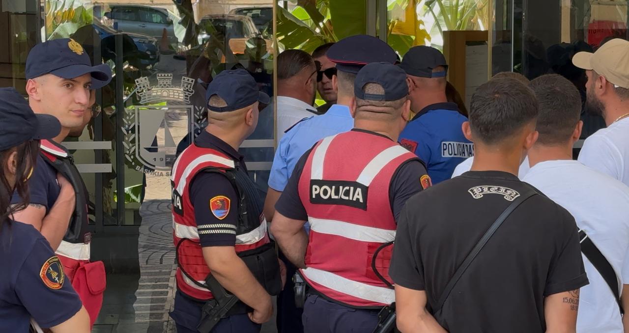 Tensione dhe përplasje në protestën e pronarëve të mjeteve ujore para Bashkisë Sarandë