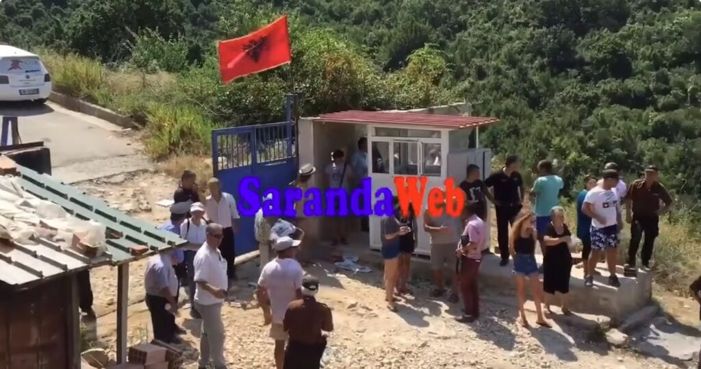 Organizatorët e protestës në Tiranë Të dielën na kanë ftuar për të shembur portën në plazhin e Kakomesë.