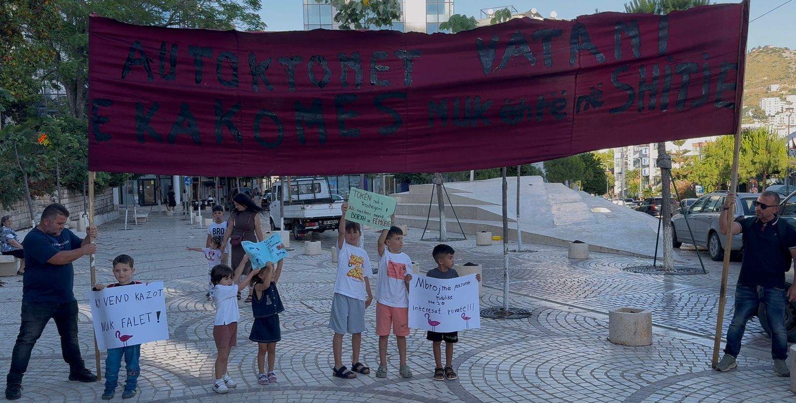 Dhjetëra qytetarë protestojnë në Sarandë: “Shqipëria nuk shitet”, rikthehen sërish nesër