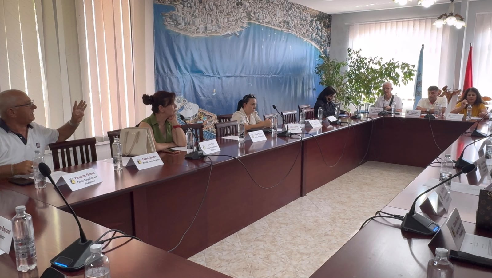 Banorët prisnin përgjigje për ujin, dështon mbledhja e Këshillit Bashkiak Sarandë – VIDEO
