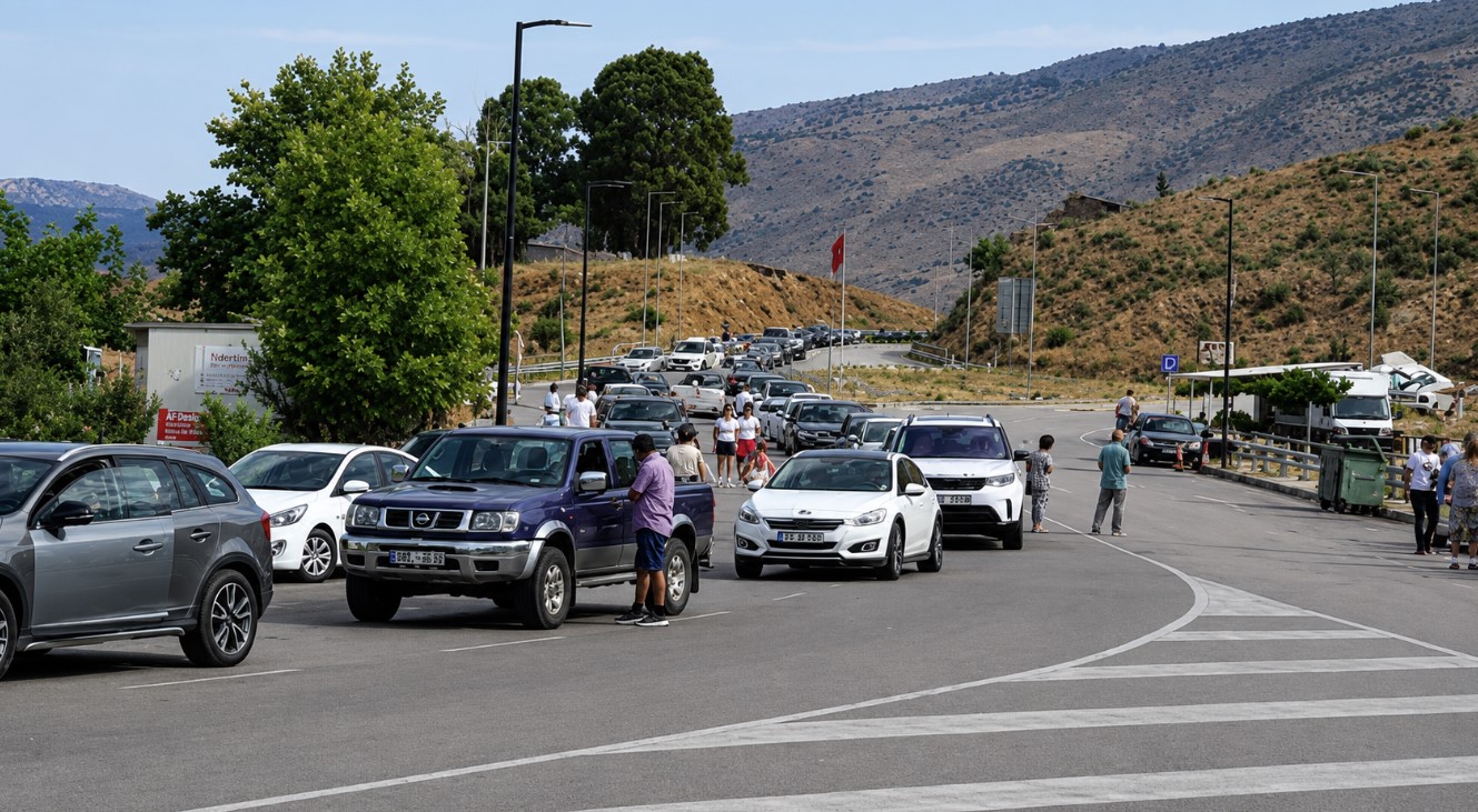 Greva e doganierëve grekë shkakton radhë të gjata automjetesh në Qafë Botë