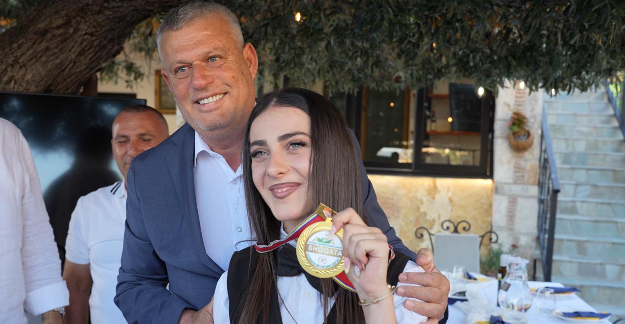 Bukë, një gotë ujë dhe vaj ulliri – Nisma që synon ta bëjë mikpritjen shqiptare simbol të turizmit