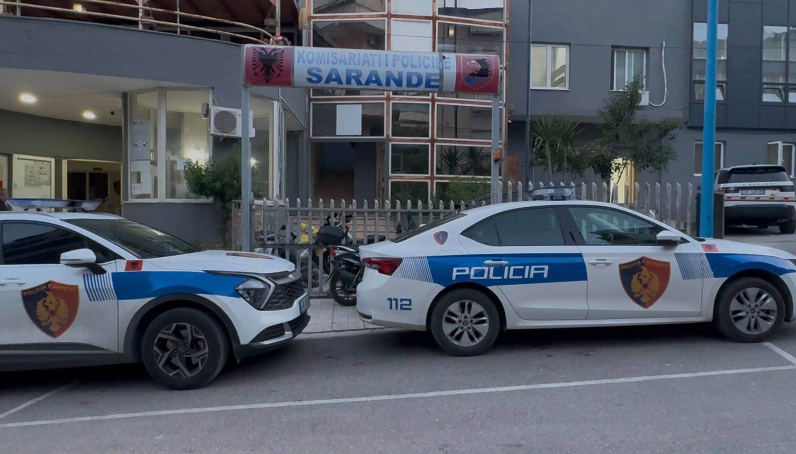 Oficeri i Policisë në Sarandë bie pre e fyerjeve dhe dhunës në rrugë