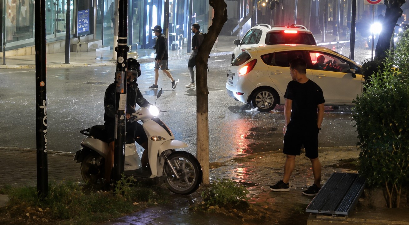 Stuhi e fortë në Sarandë, dhjetëra automjete dhe biznese të dëmtuara, 3 të lënduar