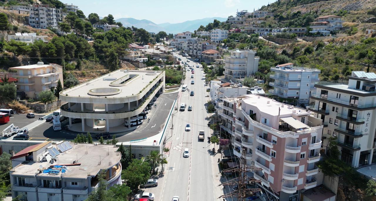 Terminali në Sarandë nis funksionimin, por autobusët vijojnë të futen në qytet për parkim