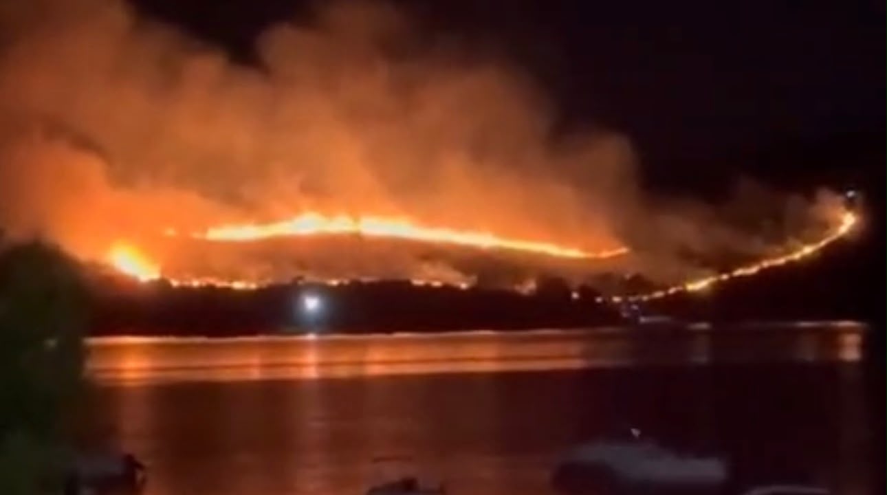 Zjarri në Gjirin e Hartës në Ksamil vihet nën kontroll – VIDEO
