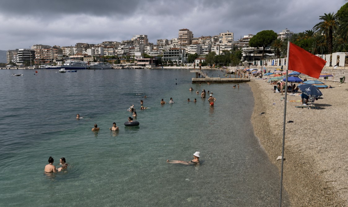 Pas stuhisë, shteti jep alarm për motin dhe ndalon lundrimin e varkave