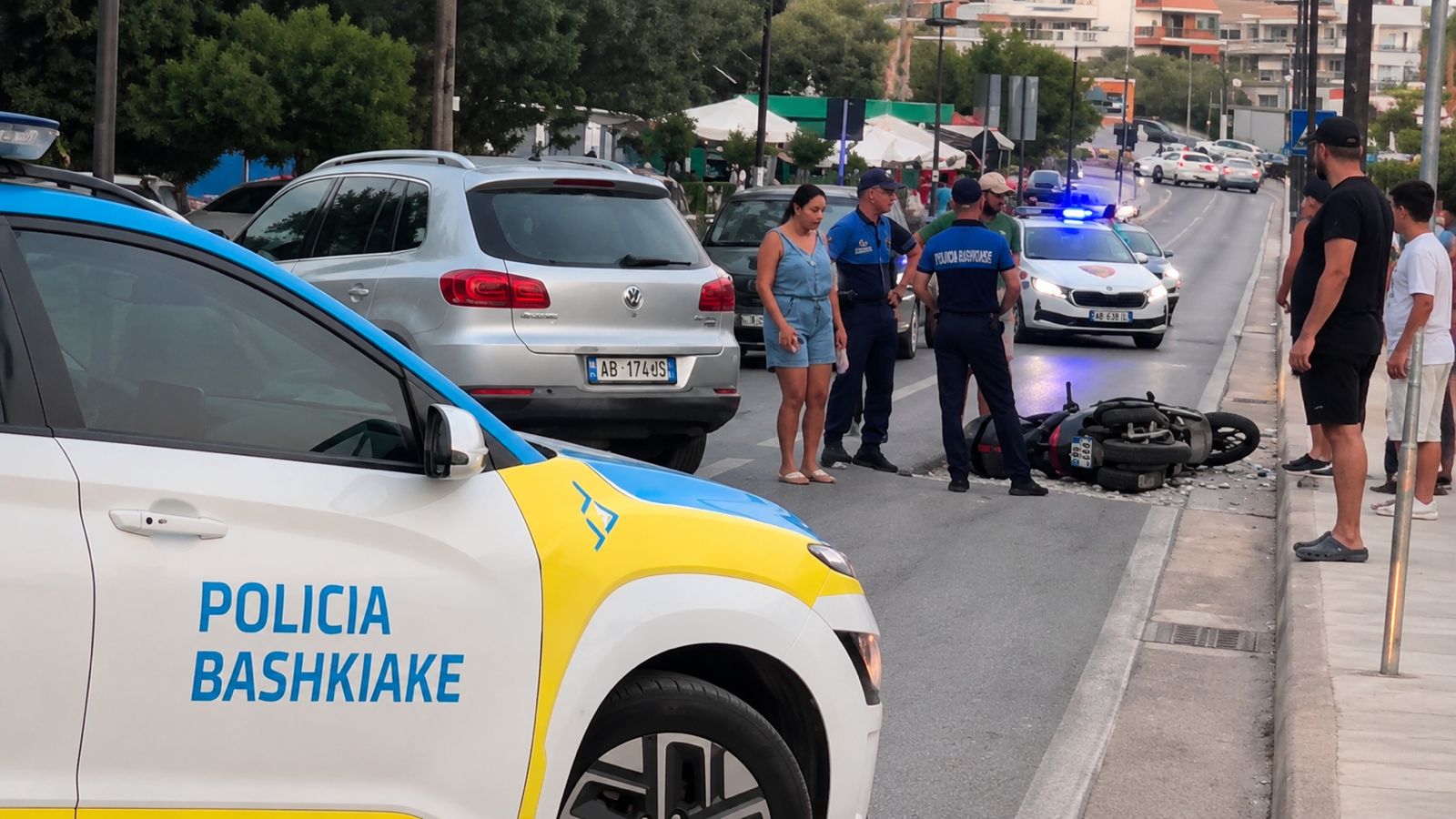 Aksident në Ksamil, të përfshirë një automjet dhe një motoçikletë