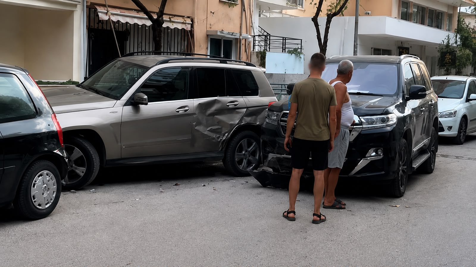 Aksident në rrugën Ismail Qemali në lagjen nr. 4 në Sarandë. Dëmtohen 5-6 automjete