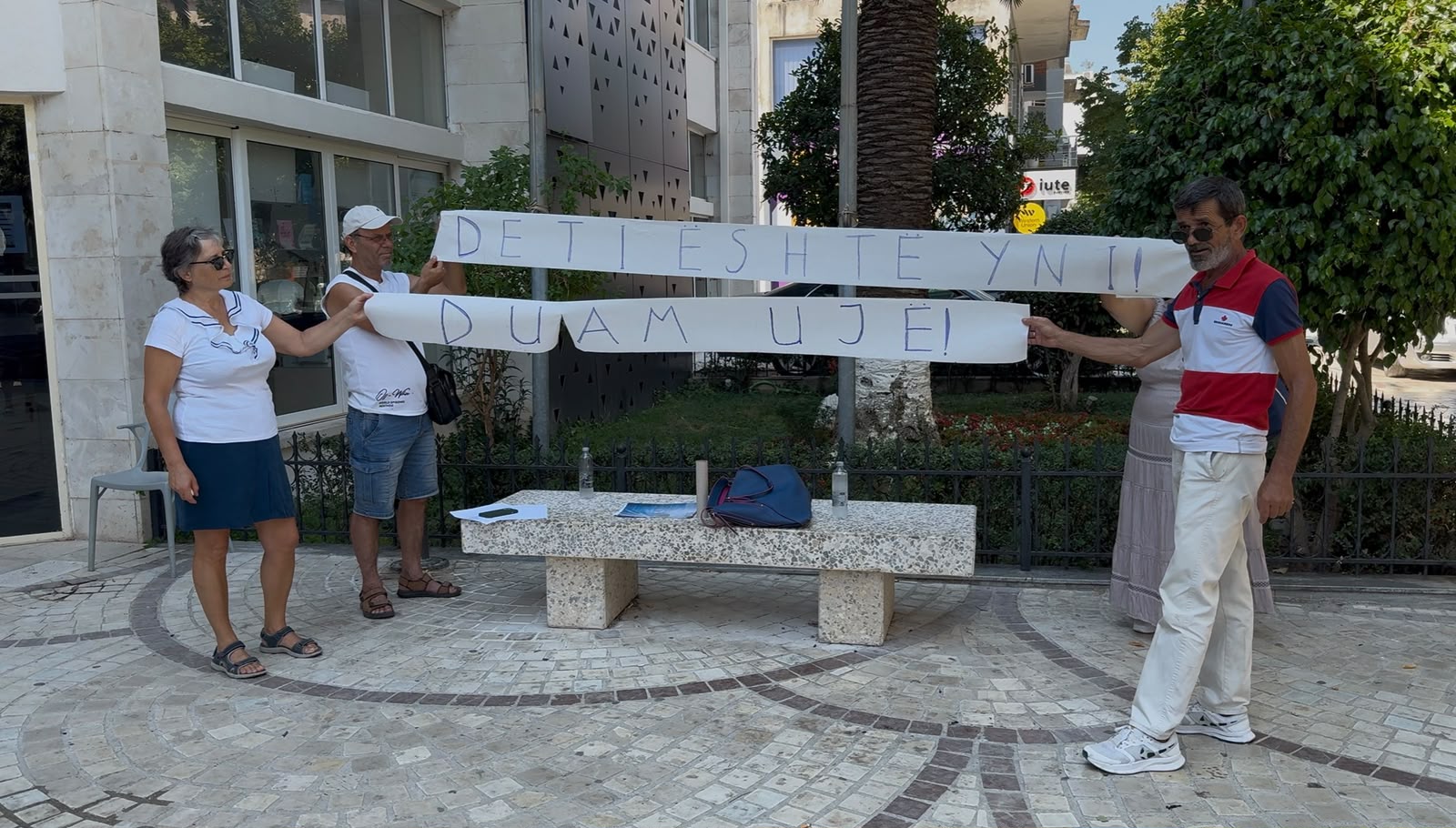 Disa qytetarë në Sarandë guxojnë të protestojnë për mungesën e ujit – VIDEO