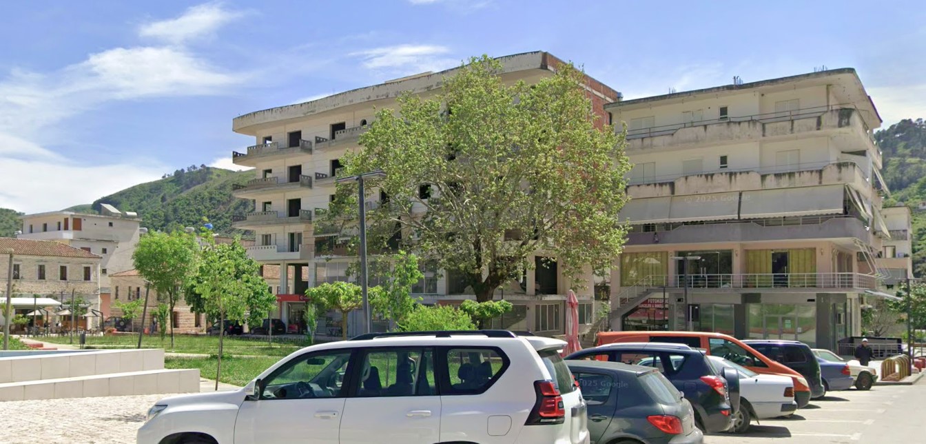 Më kërkojnë 2 hyrje për hipotekimin e godinës, 1 kryetari i Bashkisë, 1 drejtori i Hipotekës