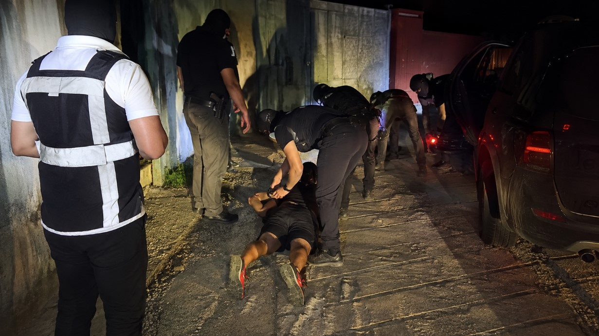 Parandalohet një vrasje në Sarandë, 5 të arrestuar – dy prej tyre u kapën me armë dhe silenciator