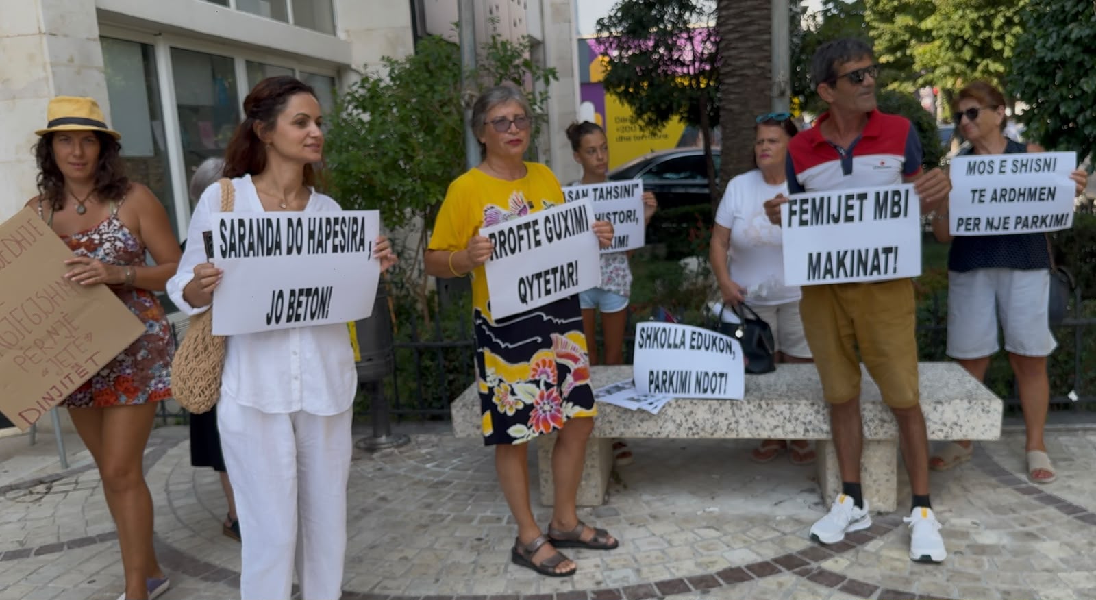 Protesta në Sarandë, ish-mësuesja: “E mbrojtëm gjimnazin në ’97, do ta mbrojmë edhe sot”