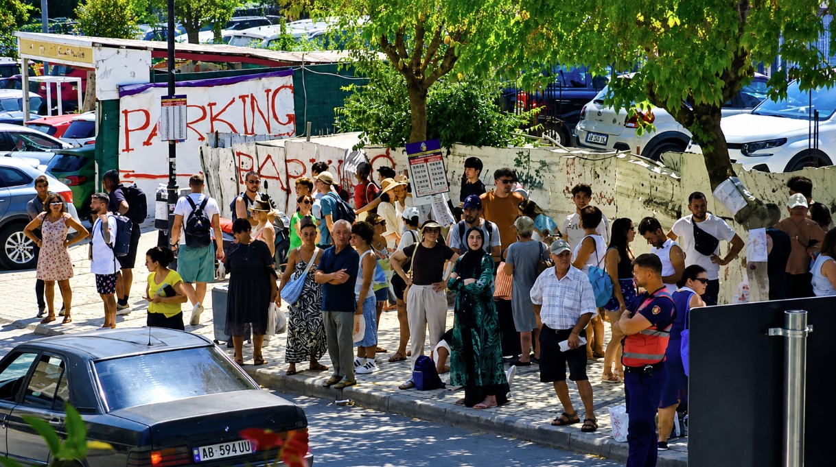 Qytetari denoncon kushtet te stacioni i autobusave te “9 Tetori”: Presin në diell dhe në shi